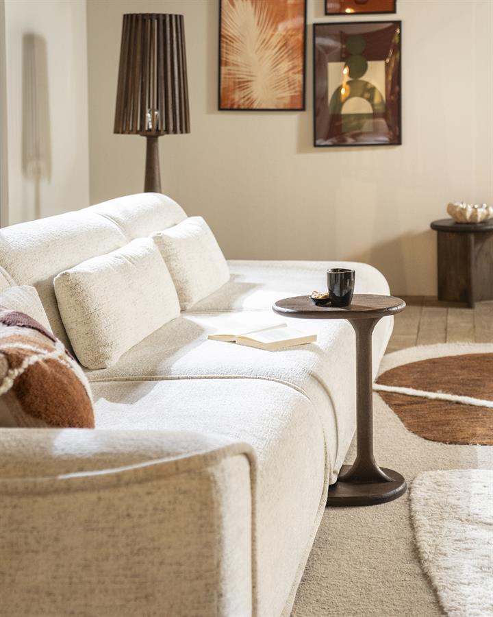 Die Leuchte Guard Braun steht in einem stimmungsvollen Wohnzimmer, neben einem Sofa mit Kissen - By-Boo