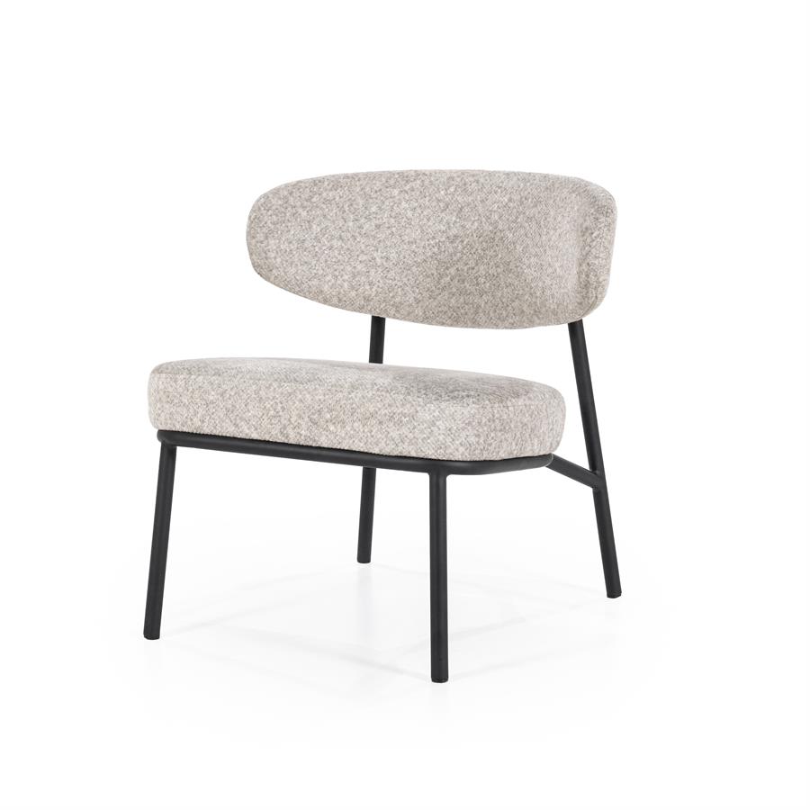 Sessel Jari Beige von By-Boo, ein bequemer Stuhl mit heller Polsterung und schwarzen Beinen, auf weißem Hintergrund