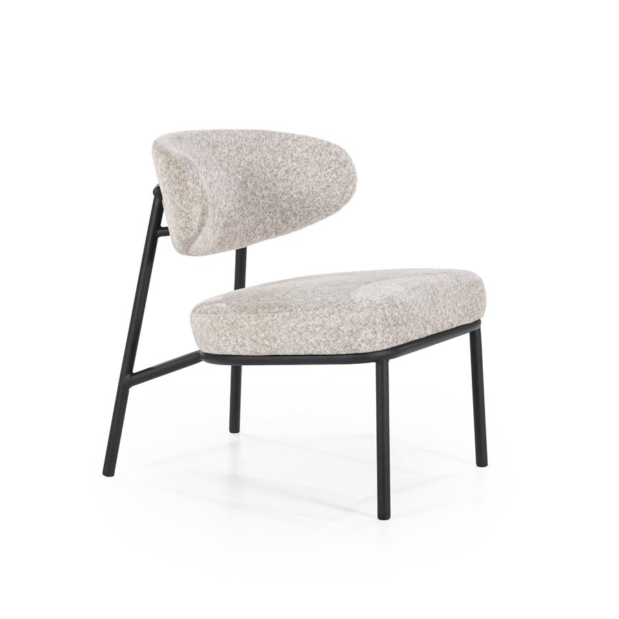 Sessel Jari Beige auf weißem Hintergrund, aus einem leicht schrägen Winkel fotografiert - By-Boo