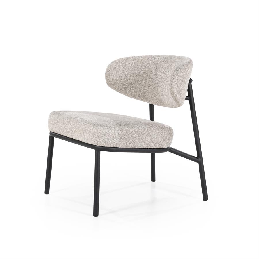 Sessel Jari Beige auf weißem Hintergrund, schräg von vorne und leicht von oben fotografiert - By-Boo