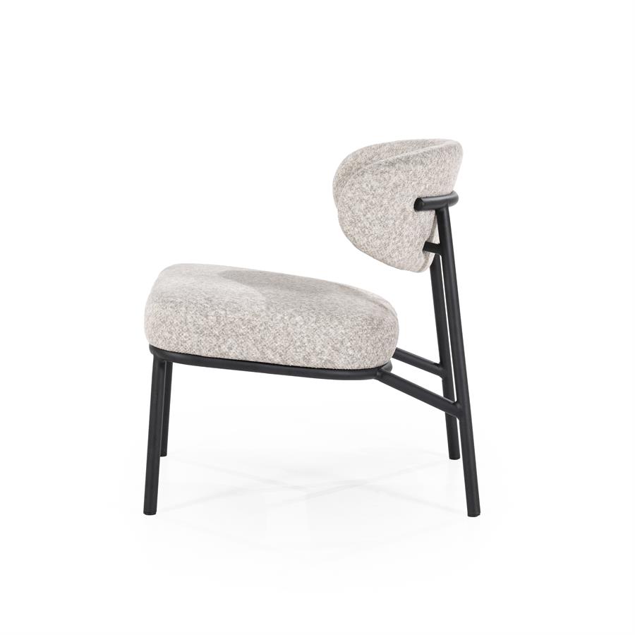 Sessel Jari Beige auf weißem Hintergrund, schräg von der Seite fotografiert - By-Boo