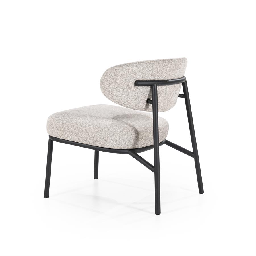 Sessel Jari Beige von By-Boo, schräg von vorne auf weißem Hintergrund fotografiert