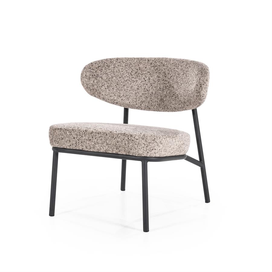 Sessel Jari Taupe mit einer gefleckten taupefarbenen Sitzfläche und Rückenlehne auf einem weißgrauen Hintergrund - By-Boo