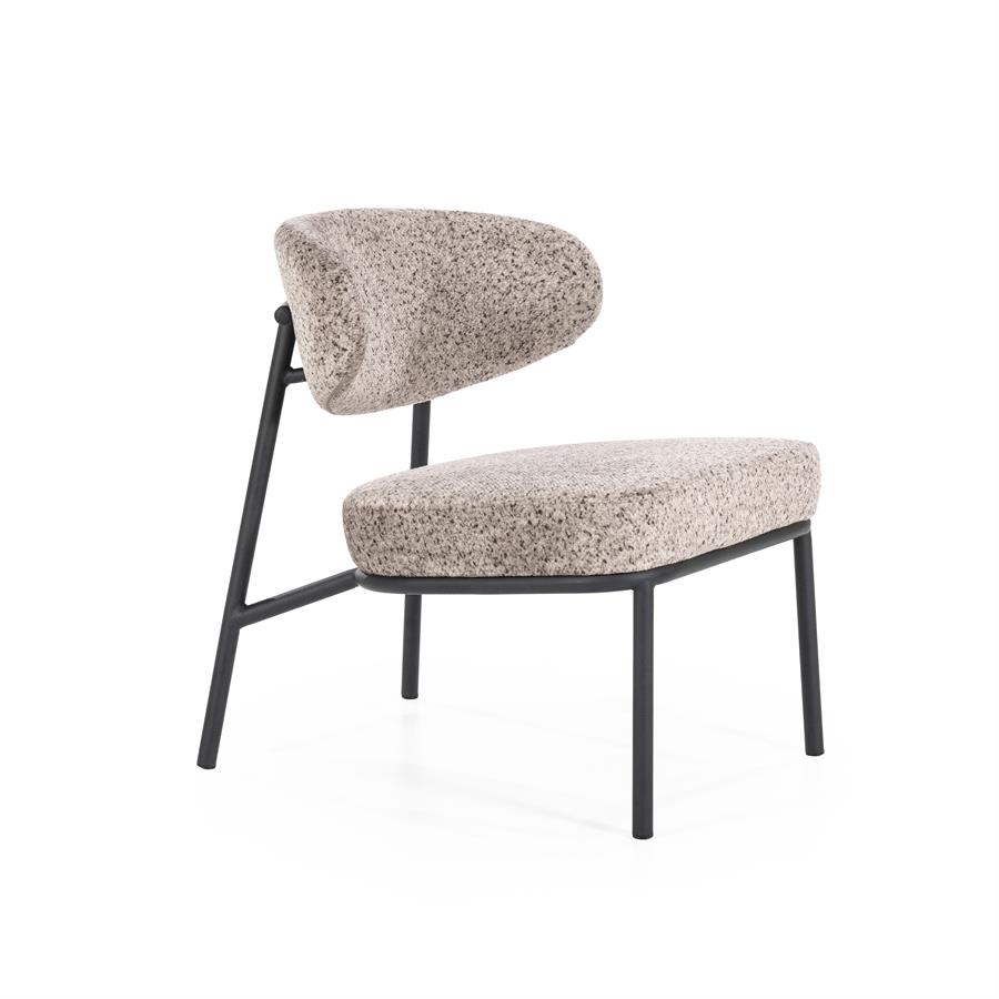 Sessel Jari Taupe mit organisch geformter Rückenlehne und Sitzfläche auf weißem Hintergrund - By-Boo