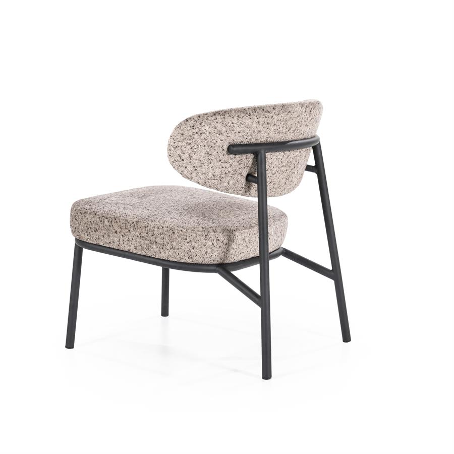Sessel Jari Taupe mit schwarzem Metallgestell auf weißem Hintergrund, schräg von hinten fotografiert - By-Boo