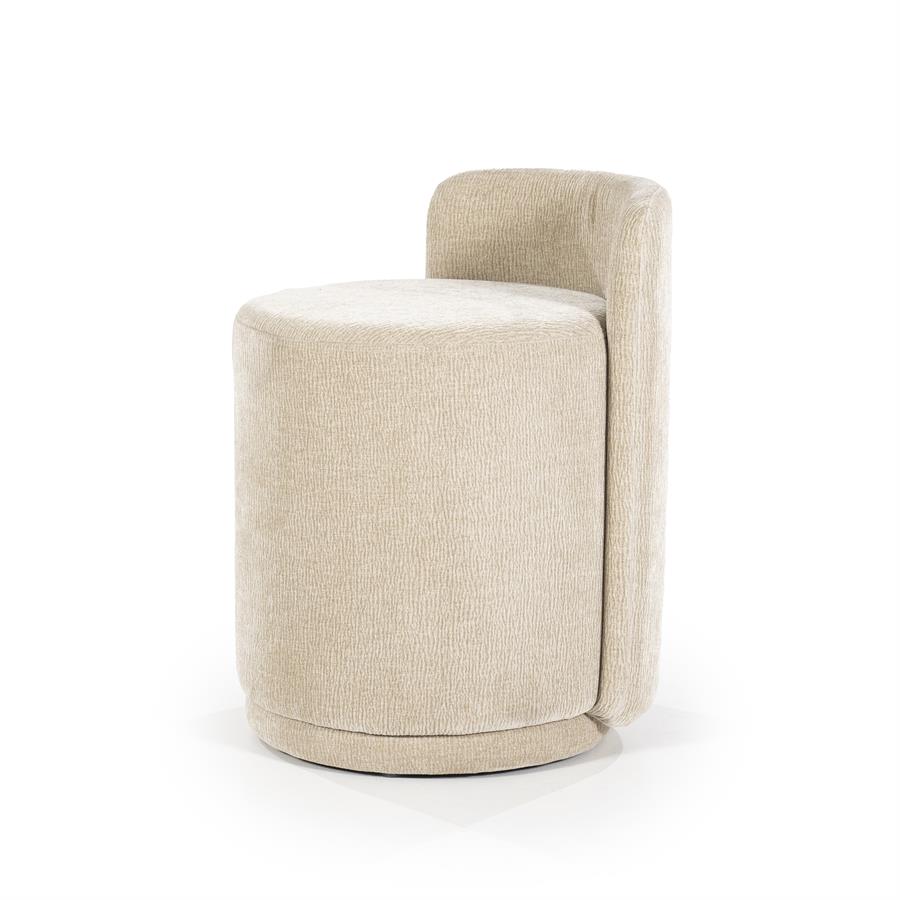 Der Pouf Marque von By-Boo, ein runder, beiger Pouf mit Rückenlehne, auf weißem Hintergrund fotografiert