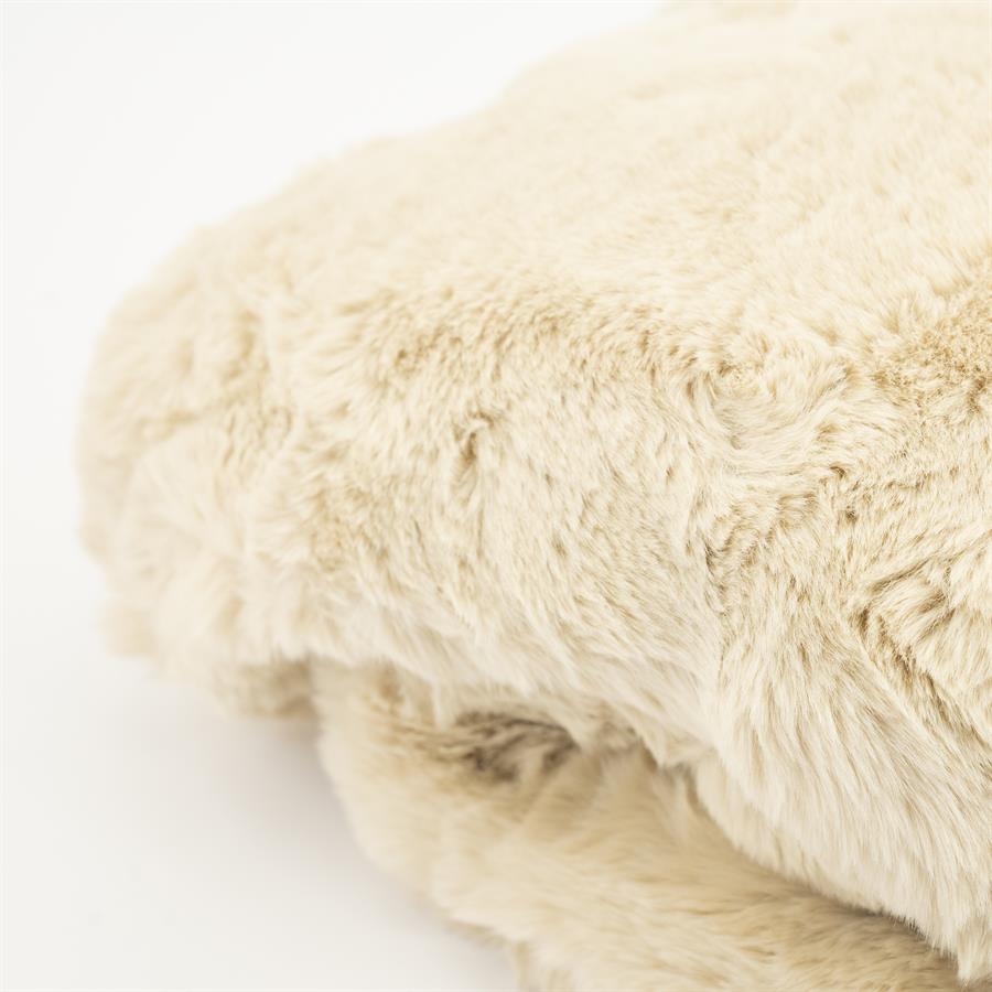 Detailaufnahme des weichen, beigefarbenen Stoffes von Plaid Mosa Beige auf weißem Hintergrund - By-Boo
