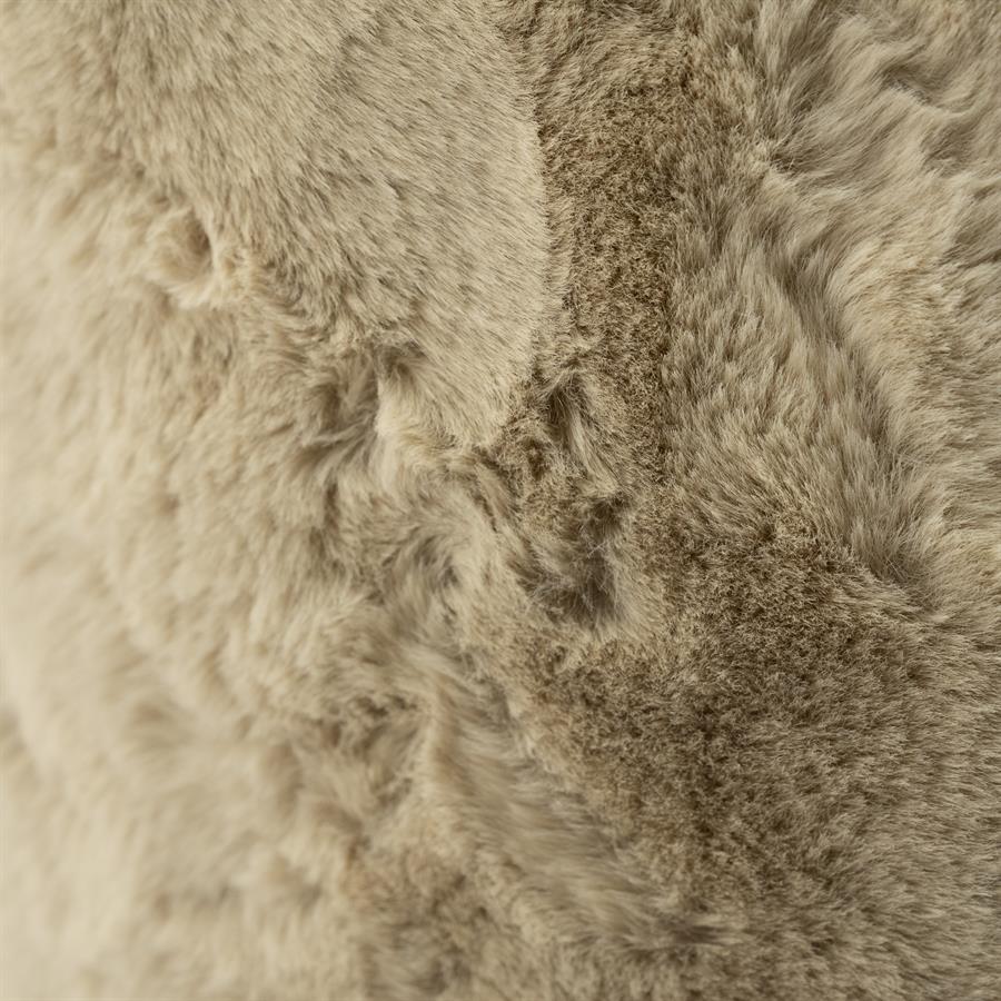 Detail des Pouf Mosa Beige, mit einer Nahaufnahme der weichen, flauschigen Textur - By-Boo