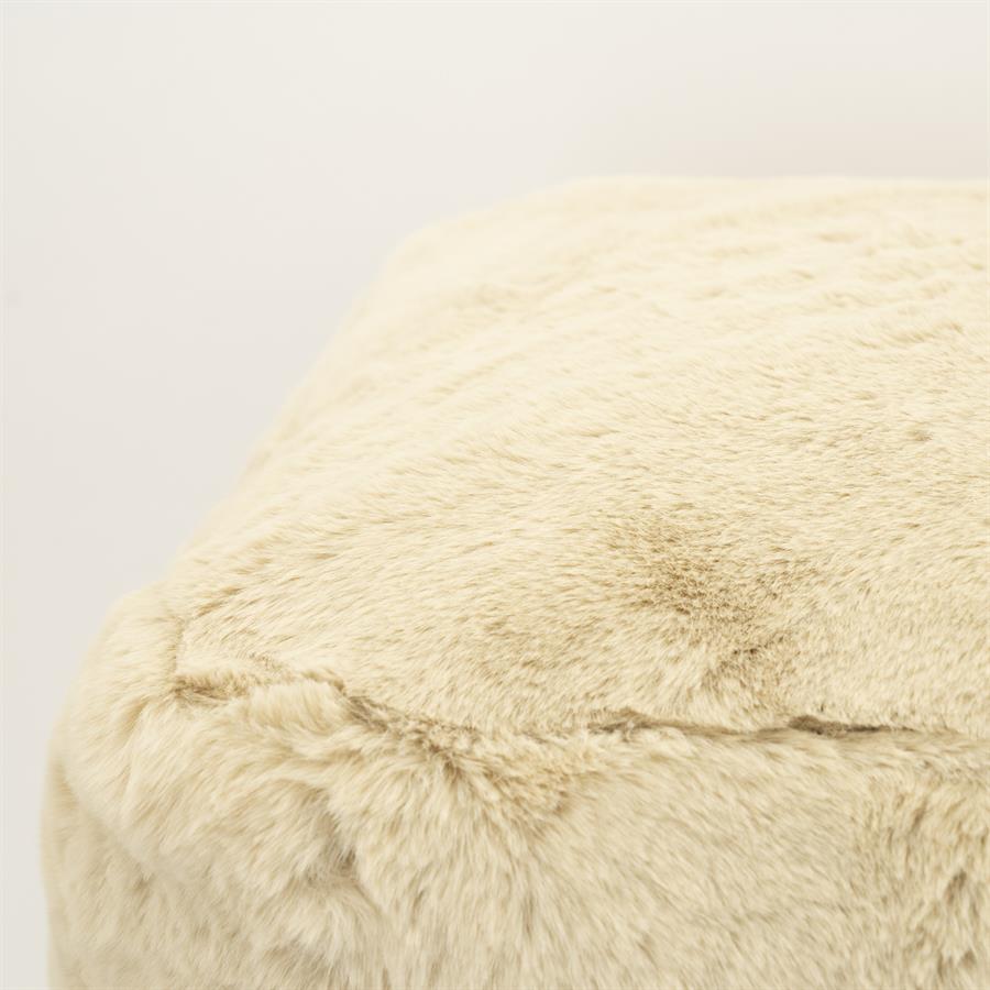 Nahaufnahme des Pouf Mosa Beige, mit dem weichen, flauschigen Stoff und einer Naht - By-Boo