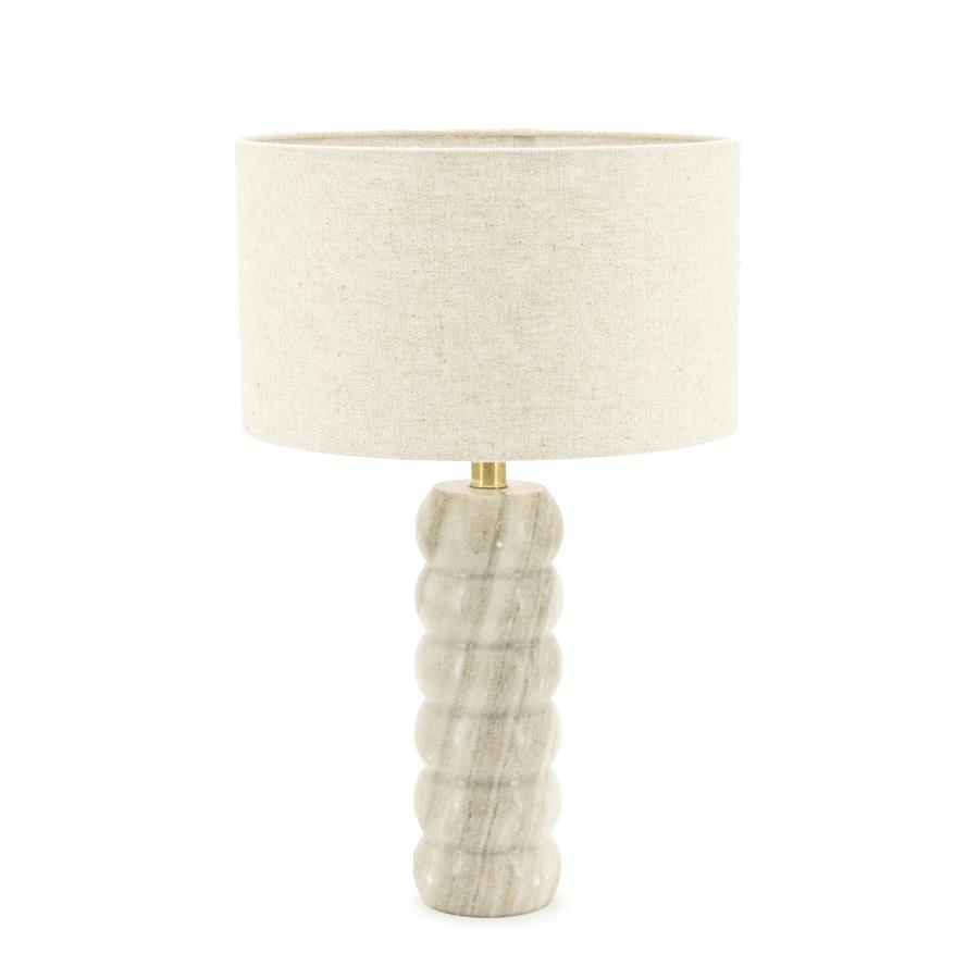 Lampe Patron auf weißem Hintergrund, mit hellem Stoffschirm und geripptem Fuß - By-Boo