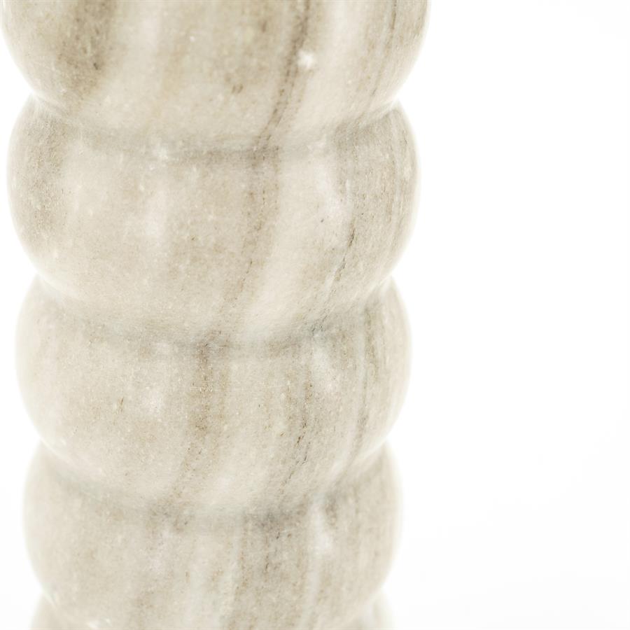 Nahaufnahme der Lampe Patron auf weißem Hintergrund, mit Fokus auf die detaillierte Textur - By-Boo