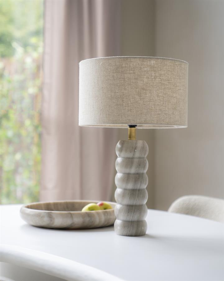 Lampe Patron auf einem weißen Tisch, mit einer Holzschale und Obst im Hintergrund - By-Boo