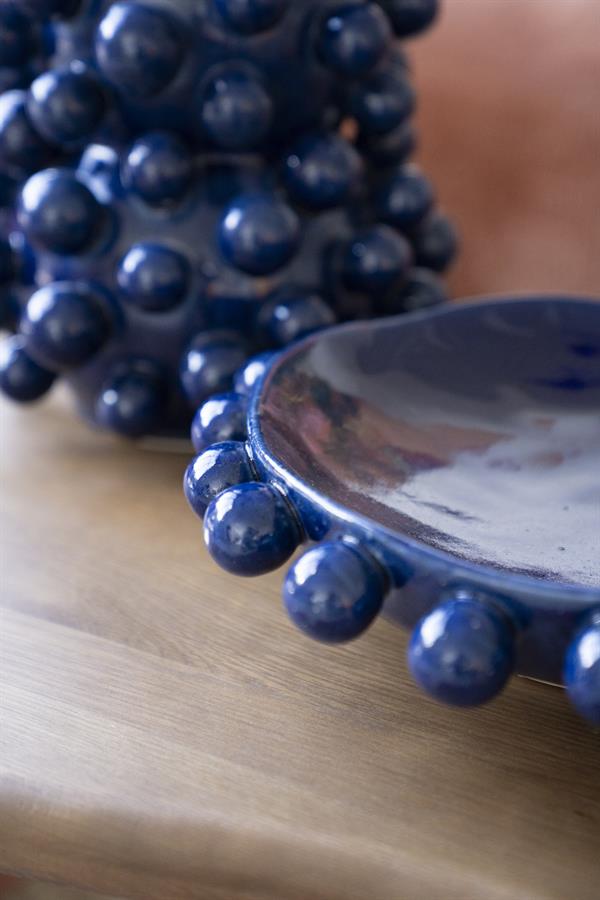 Detail der Schale Viro Blau mit dekorativen Kugeln am Rand, auf einem Holzuntergrund - By-Boo
