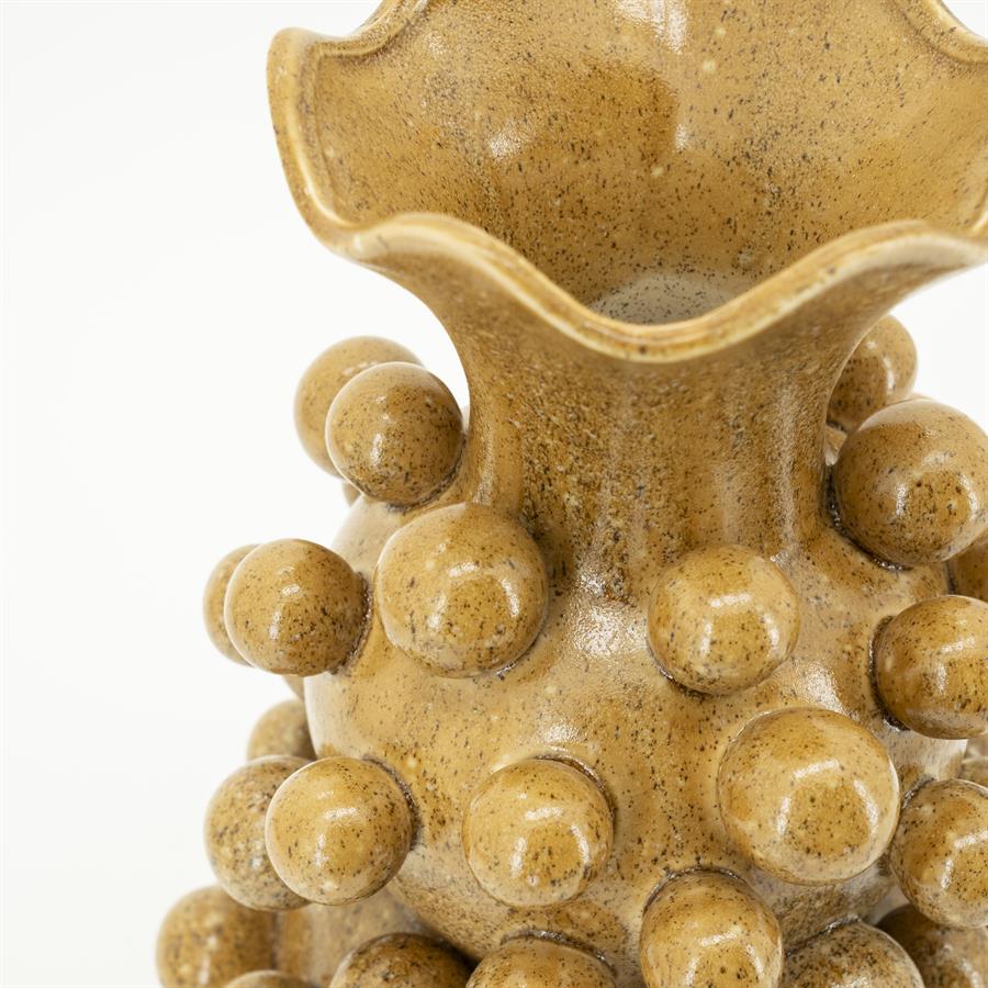 Nahaufnahme der Vase Viro mit einer genoppten Oberfläche auf weißem Hintergrund - By-Boo