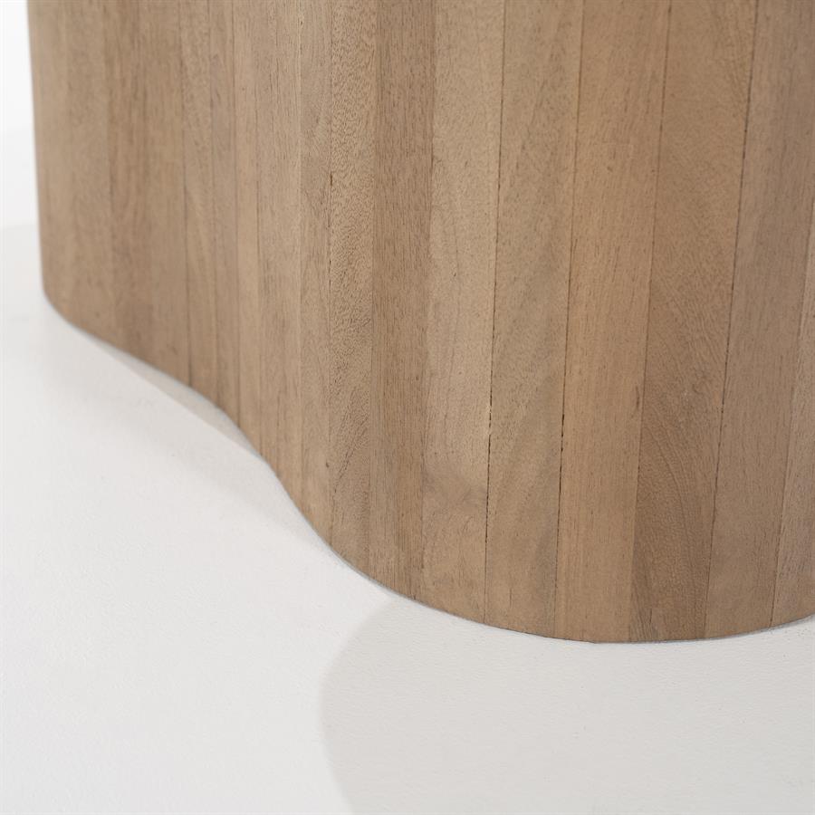 Detail des Tisch Fall mit der wellenförmigen Holzseite und der abgerundeten Unterseite auf weißem Hintergrund - By-Boo