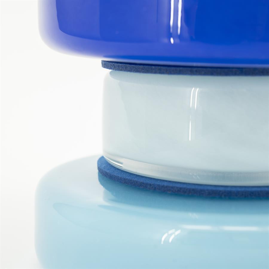 Nahaufnahme der Vase Golas Blau mit einem dunkelblauen Filzstück zwischen den blauen und hellblauen Teilen - By-Boo