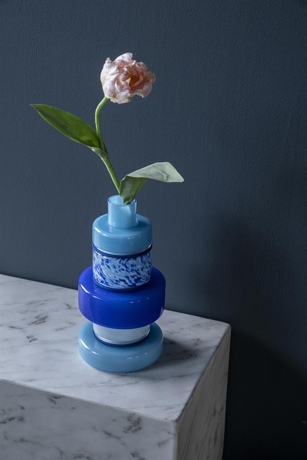 Vase Golas Blau mit einer rosa Tulpe auf einem Marmorbeistelltisch vor einer dunkelblauen Wand - By-Boo