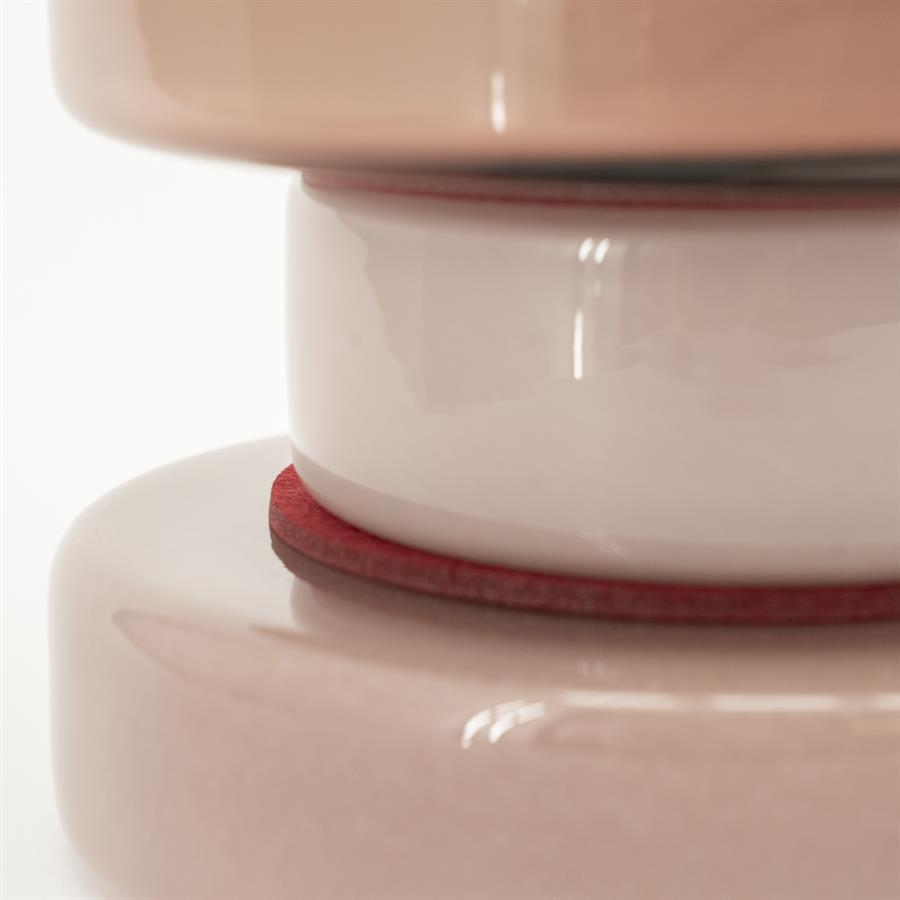 Nahaufnahme der Vase Golas Burgundy, mit einem roten Detail zwischen zwei glänzenden, rosa Teilen - By-Boo