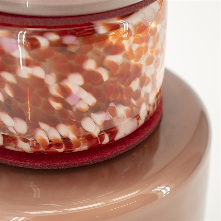 Nahaufnahme der Vase Golas Burgundy auf weißem Hintergrund, mit Fokus auf die gesprenkelte Textur - By-Boo