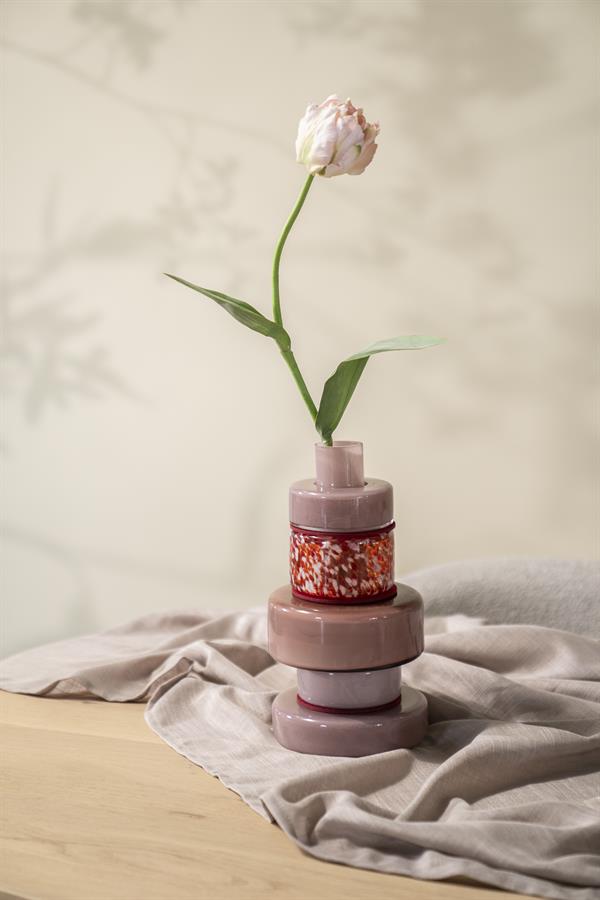 Die Vase Golas Burgundy mit einer rosa Blume, stehend auf einem Holztisch mit hellem Tuch - By-Boo