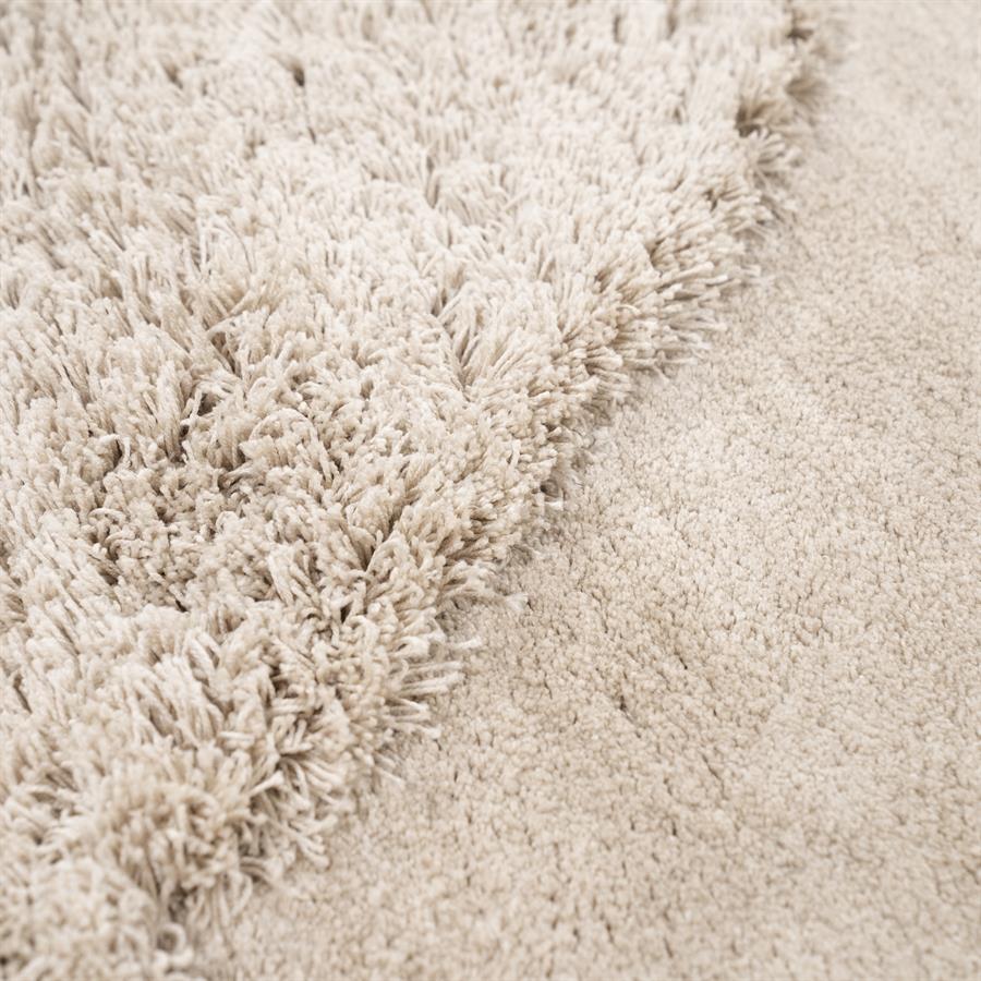 Detailaufnahme des Teppichs Praia, mit dem Übergang zwischen Hochflor- und Niederflorteppich - By-Boo