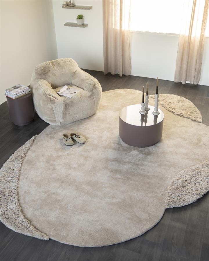 Teppich Praia in einem hellen Wohnzimmer mit einem Sessel und Couchtisch - By-Boo