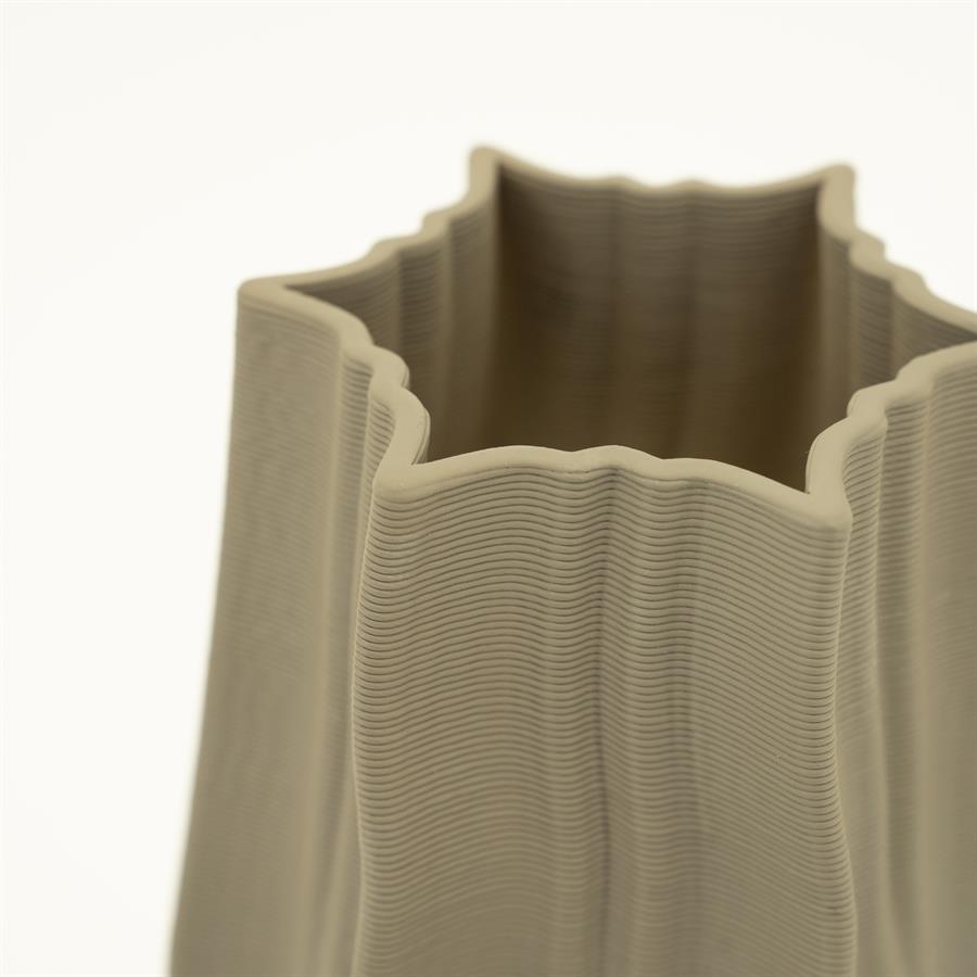 Detailaufnahme der Vase Nove Small mit der welligen Textur und sternförmigen Öffnung auf weißem Hintergrund - By-Boo