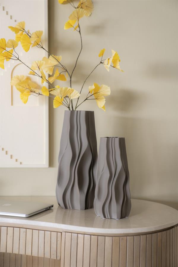 Zwei graue Vasen Nove Small mit gelben Blumen auf einem hellen Holzschrank in einem Studio - By-Boo