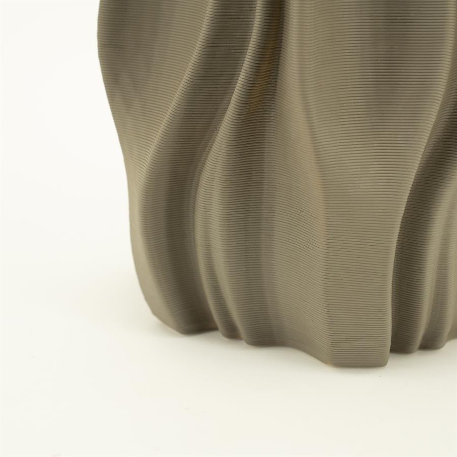 Detailaufnahme des unteren Teils der Vase Nove Large auf weißem Hintergrund, mit den horizontalen Linien und der wellenförmigen Struktur deutlich sichtbar - By-Boo