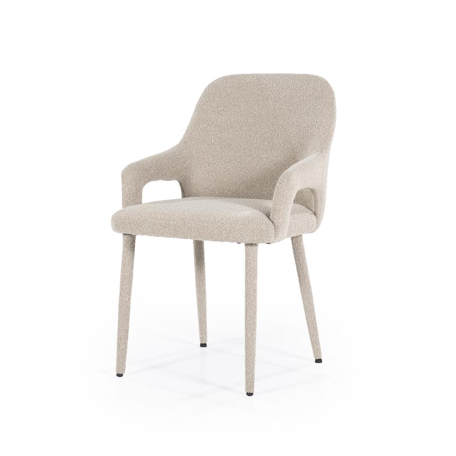 Stuhl Fika Taupe auf weißem Hintergrund, von vorne und leicht von der Seite fotografiert - By-Boo
