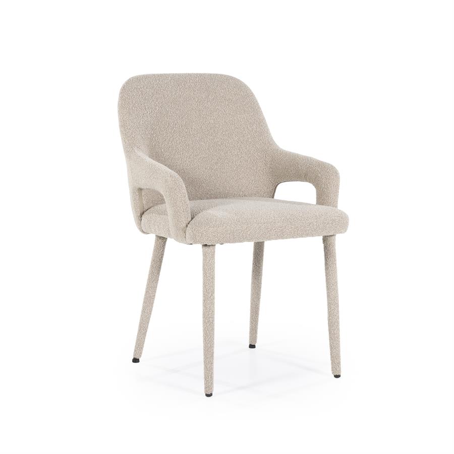 Stuhl Fika Taupe auf weißem Hintergrund, schräg von vorne fotografiert - By-Boo