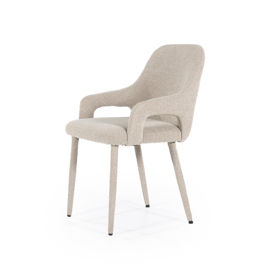 Stuhl Fika Taupe auf weißem Hintergrund, aus schräger Perspektive fotografiert - By-Boo