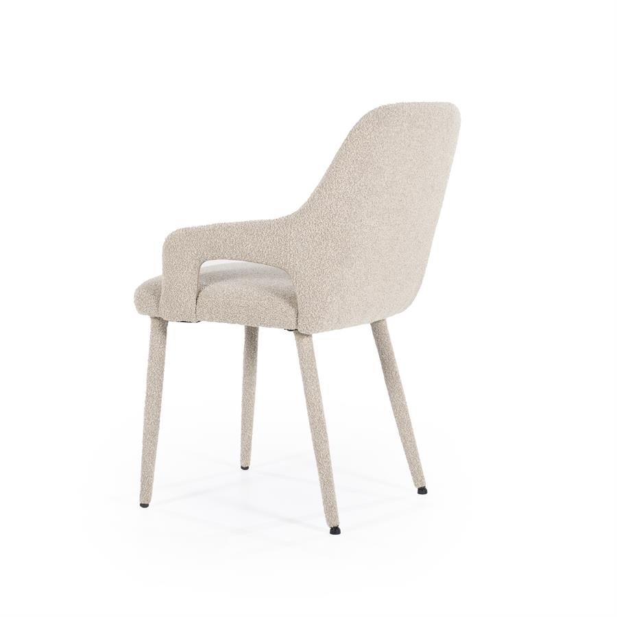 Stuhl Fika Taupe von By-Boo auf weißem Hintergrund, schräg von hinten fotografiert