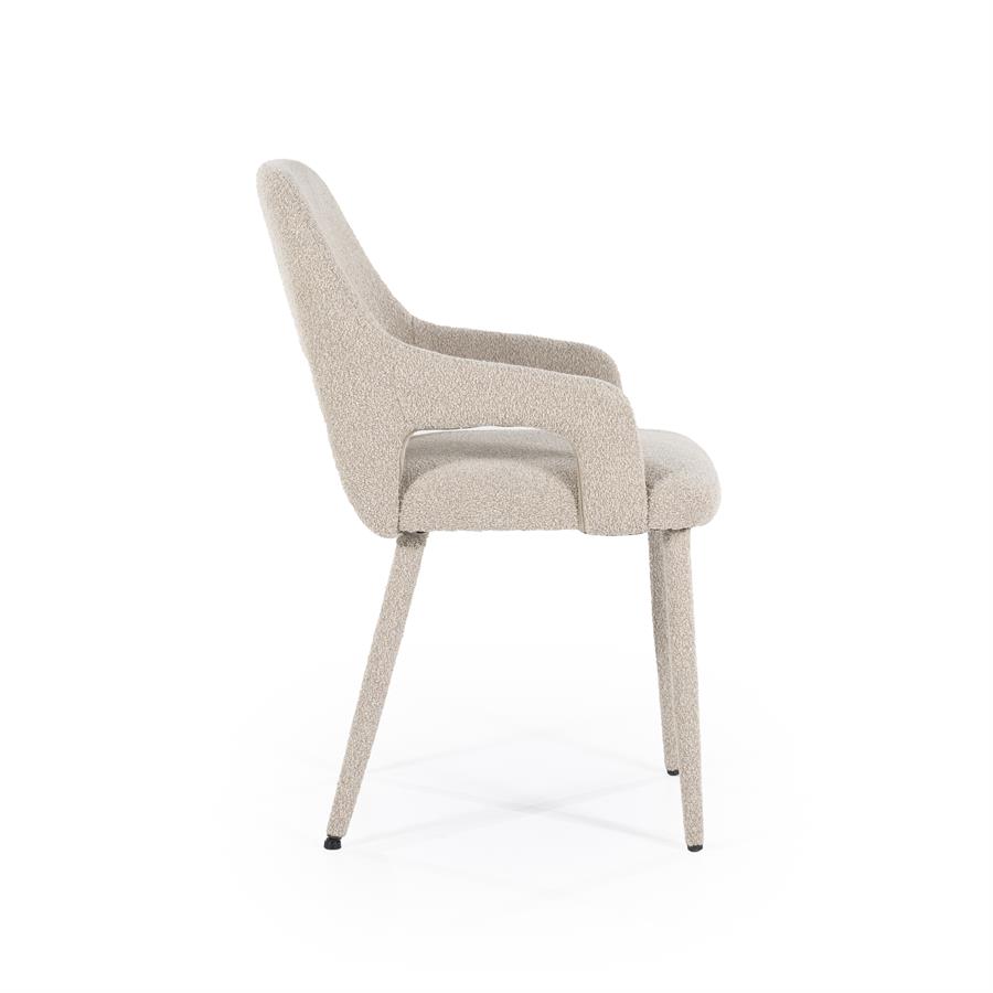 Stuhl Fika Taupe in einem Studio, schräg von der Seite fotografiert auf weißem Hintergrund - By-Boo