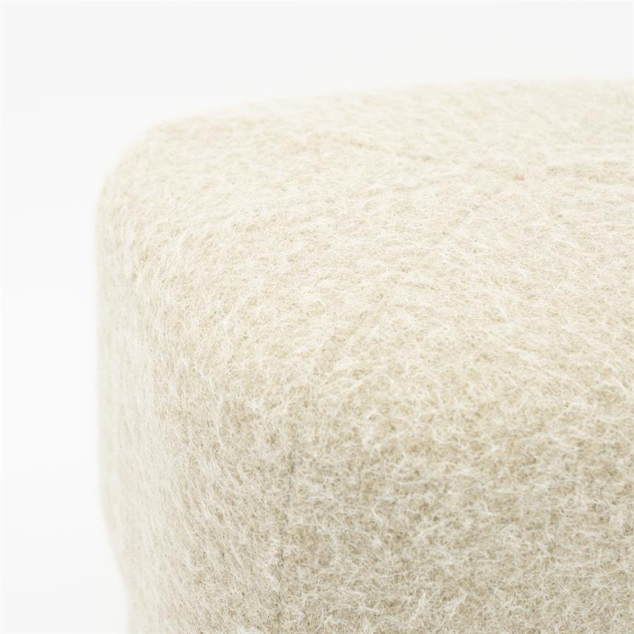 Nahaufnahme des Hockers Kelso, mit Fokus auf die weiche, hellfarbene Textur des Bezugs - By-Boo