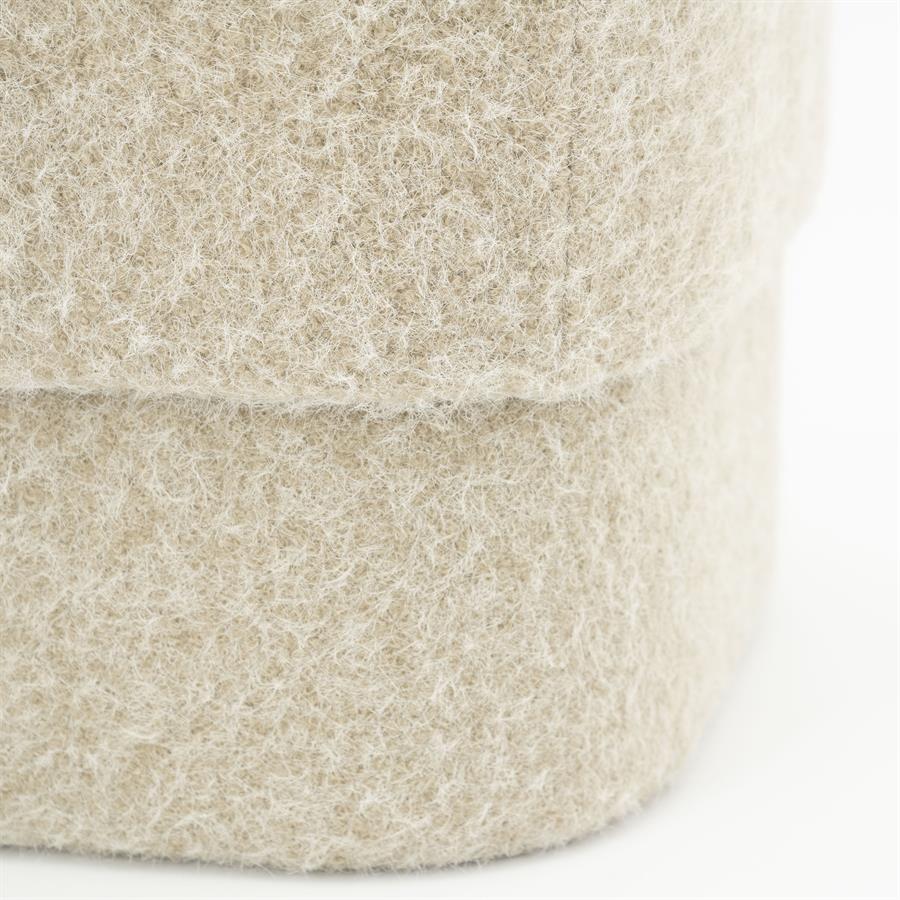 Detailaufnahme des Hockers Kelso, mit der flauschigen Textur und einer genähten Naht - By-Boo