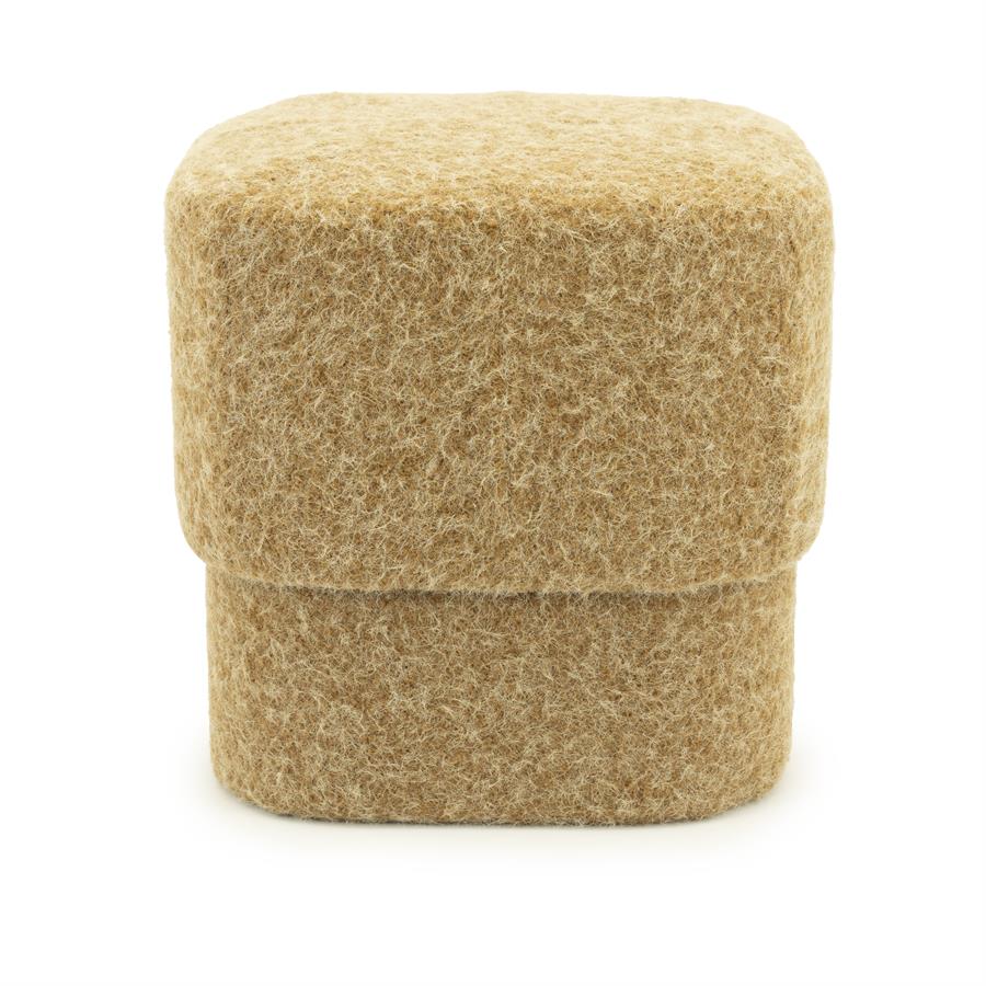 Hocker Kelso von By-Boo, ein sandfarbener Hocker mit weicher, haariger Textur auf weißem Hintergrund