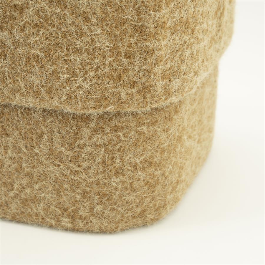 Detailaufnahme des Hockers Kelso, mit Fokus auf die Stofftextur und die runde Form - By-Boo