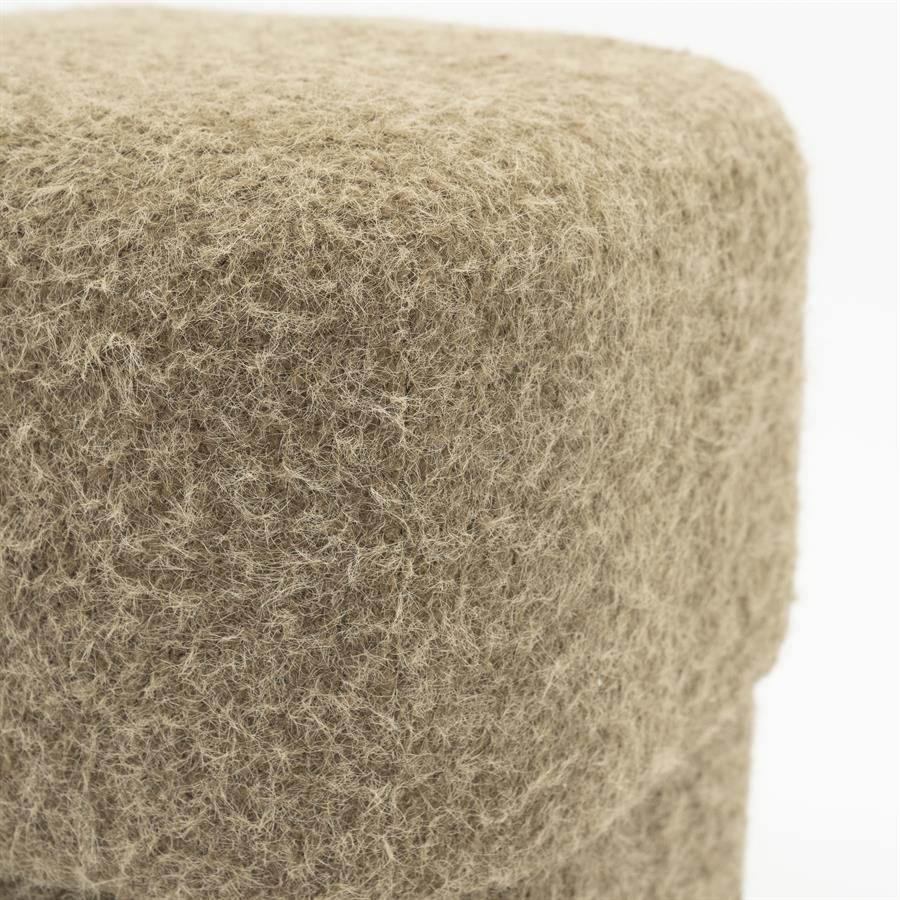 Nahaufnahme des Hockers Kelso, mit Fokus auf die Textur der Sitzfläche - By-Boo