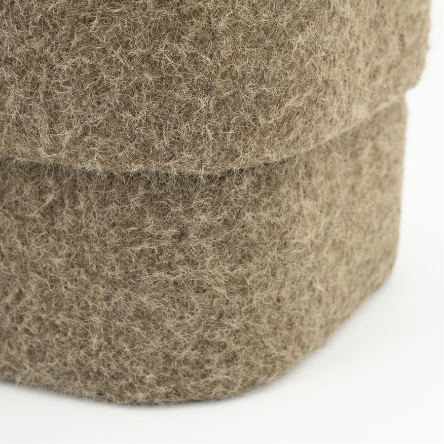 Detailaufnahme des Hockers Kelso, mit der Textur des braunen Stoffes und der Rundung der Sitzfläche - By-Boo