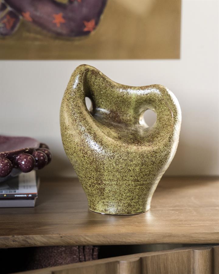 Die Mendi 2 Vase steht auf einem Sideboard aus Holz mit einer lila Schale daneben - By-Boo