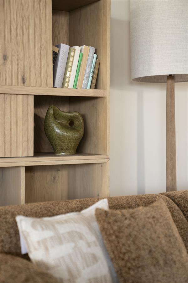 Detail der Mendi 2 Vase in einem Holzschrank, mit Büchern und einer Lampe im Hintergrund - By-Boo