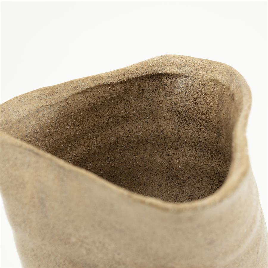 Detailaufnahme der Öffnung der Vase Songa Large Braun, mit der rauen Textur des Materials - By-Boo