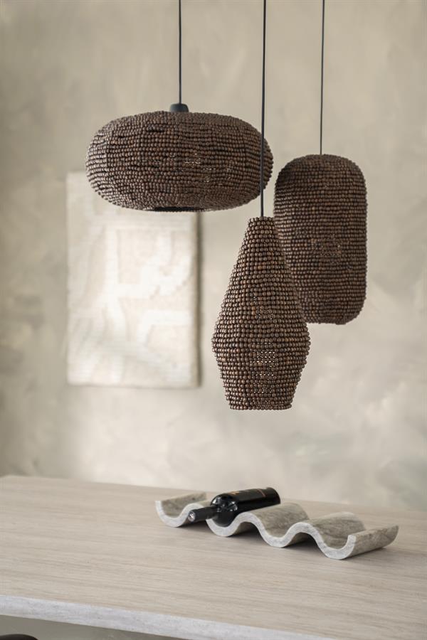 Drei Leuchten Shanga 1 hängen über einem Holztisch mit einer Weinflasche in einem gewellten Halter - By-Boo
