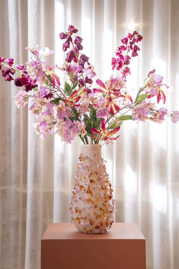 Die Vase Quartz 1 steht auf einem rosa Sockel mit einem Strauß lila und rosa Blumen - By-Boo
