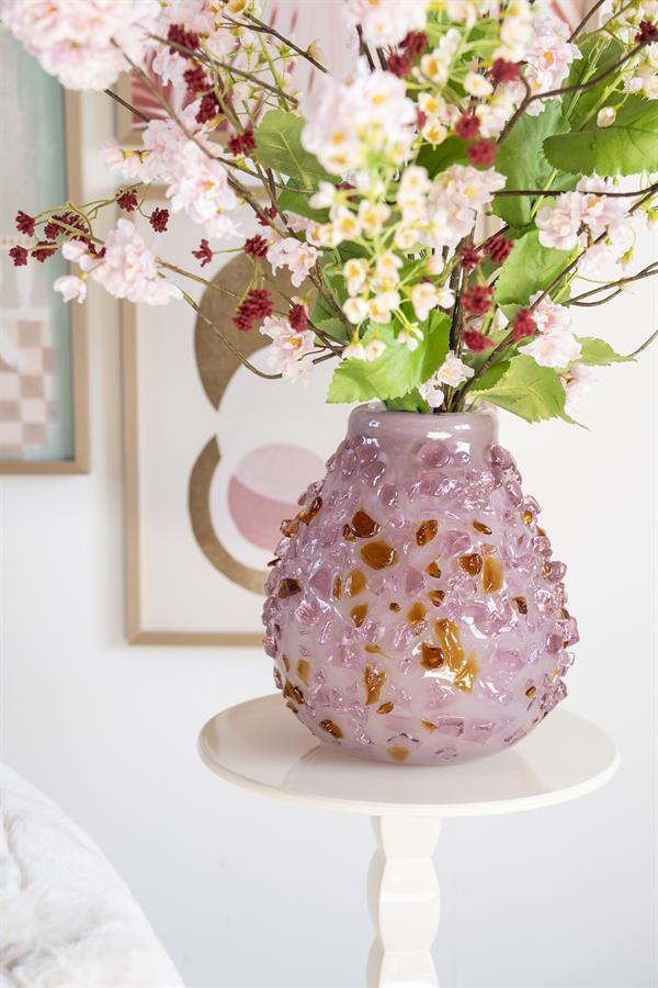 Vase Quartz 2 mit Blumen auf einem weißen Beistelltisch, Nahaufnahme in einem hellen Wohnzimmer - By-Boo