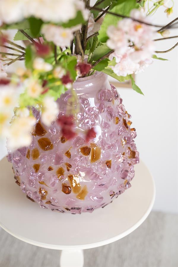 Die Vase Quartz 2 mit Blumen in einem hellen Studio, Nahaufnahme der Vase mit Textur - By-Boo