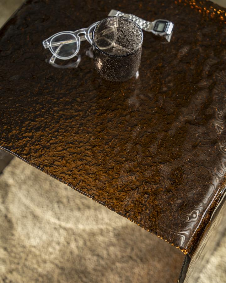 Nahaufnahme des Beistelltisch Ripple mit einem Glas, einer Brille und einer Uhr darauf, schräg von oben fotografiert - By-Boo