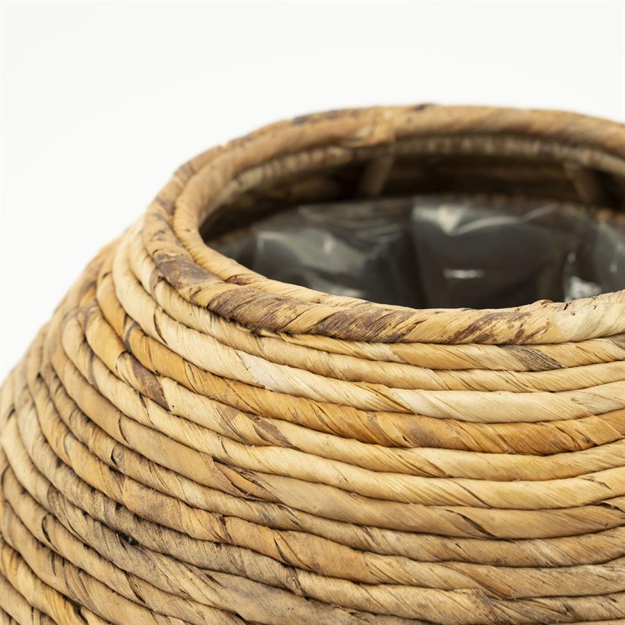 Nahaufnahme der Vase Planter Benti Medium mit geflochtener Textur und Kunststoffeinsatz - By-Boo