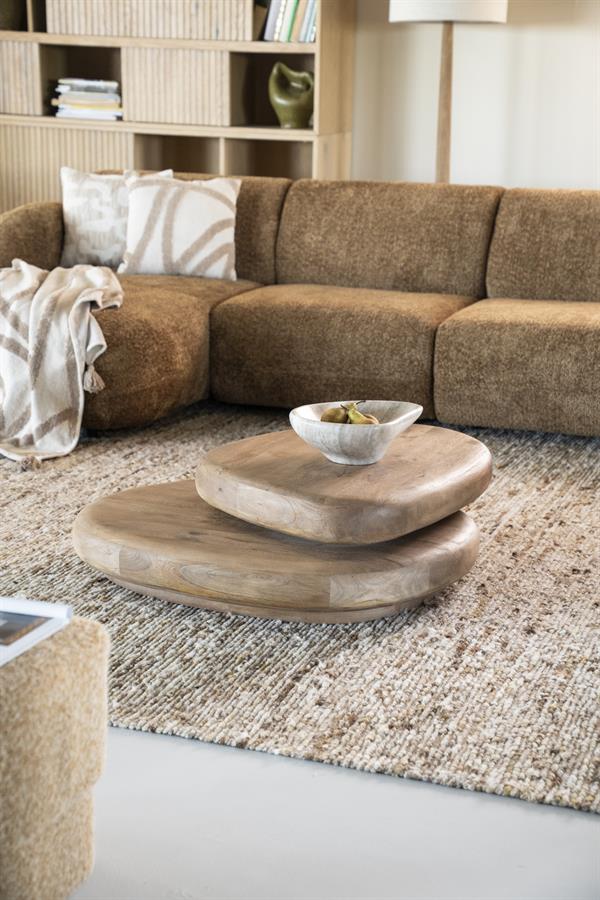 Tisch Kabo Hellbraun in einem stimmungsvollen Wohnzimmer mit braunem Sofa und Teppich - By-Boo